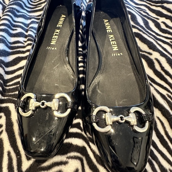 Anne Klein Cora Patent Leather Buckle Chain Detail Ballet Flats - Picture 2 of 6